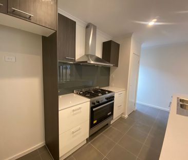 Modern 4 Bedroom Home - Photo 4