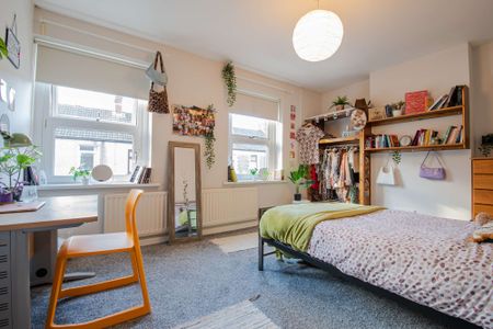 Top-spec 2-bathroom architecturally-designed property in prime location! - Photo 3