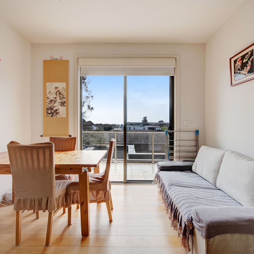 Modern Top-Floor Living with Style and Comfort - Photo 1