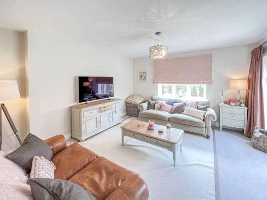 Large, Modern Bed Family Home. Carmel Meadows, Mongewell, Wallingford, OX10 - Photo 1