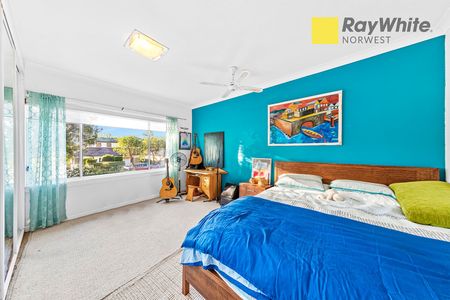 Spacious 4-Bed Family Home with Triple Garage in Peaceful Riverstone - Photo 4