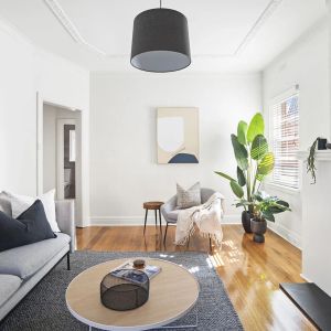 Beautifully Renovated Art Deco Apartment in a Prime Lifestyle Location - Photo 2