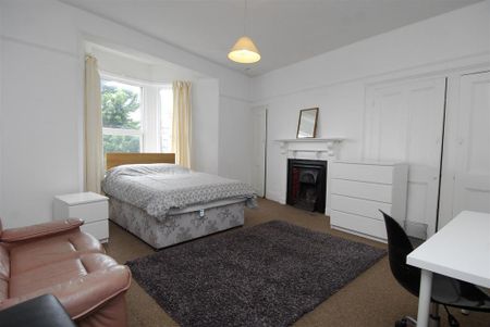 4 bedroom flat to rent - Photo 2