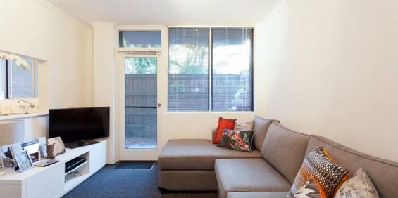 Courtyard One Bedroom - Photo 3