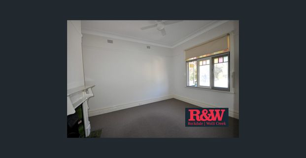 Charming 2-Bedroom Semi in Prime Location - Photo 1