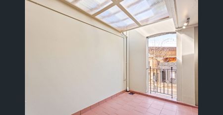 Unfurnished One Bedroom with Parking ! - Photo 4