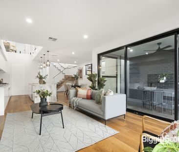 High-End Luxury - Townhouse in Family Orientated Location! - Photo 4