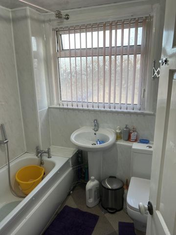 1 bedroom in a house share to rent - Photo 5