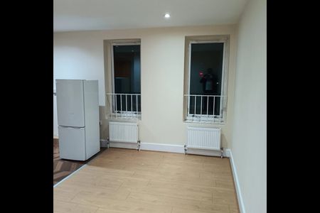 1 Bed Flat, High Road, IG1 - Photo 2