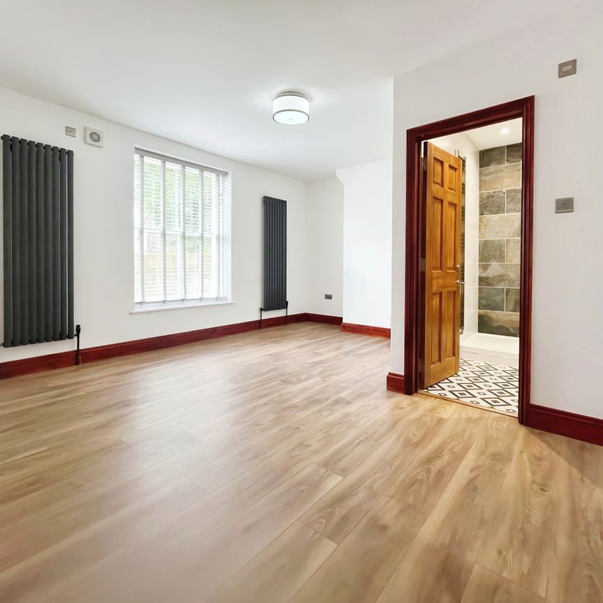 3 bedroom apartment to rent Medina Villas, Hove - Photo 1