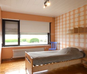 Ruime alleenstaande villa-bungalow met garage en zongerichte tuin - Photo 2