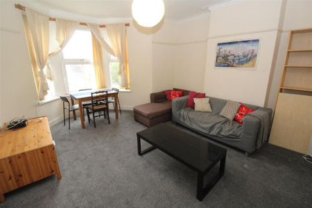 3 bedroom flat to rent - Photo 4