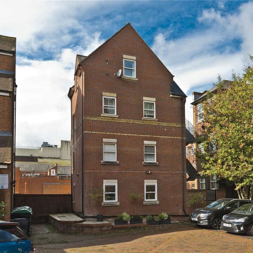 A spacious one bedroom apartment in the centre of town. - Photo 1