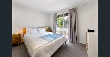 NATURAL LIGHT FLOODS THROUGHOUT THIS BEAUTIFULLY RENOVATED OPEN PLAN TWO BEDROOM UNIT - Photo 4