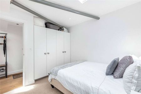 A lovely one bedroom flat in a unique development in Wimbledon. - Photo 4