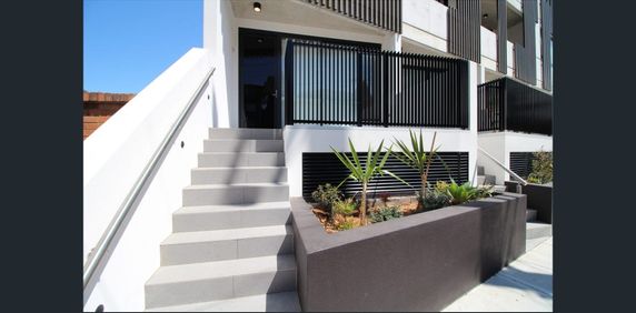 Luxurious One-Bedroom Apartment with Private Entrance - Photo 2