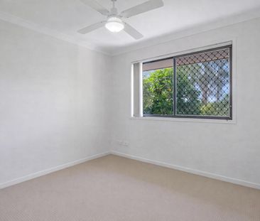 Spacious 3-Bedroom Townhouse with Extra Driveway Parking & Air-Cond... - Photo 4