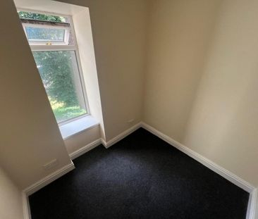 3 bedroom Flat To Let - Photo 5