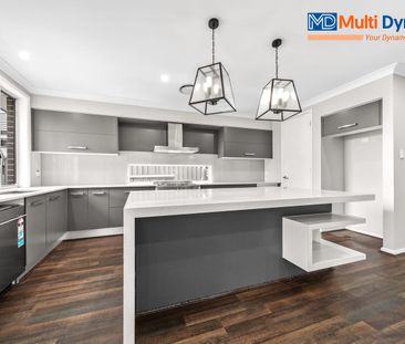 Luxury family living with resort style pool - Photo 3