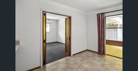 Comfortable Three-Bedroom Residence Near Schools & Shops!! - Photo 2