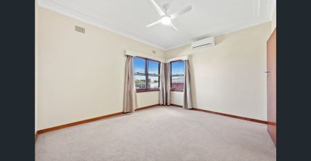 4 Bedroom Family Home with Pool - Photo 4