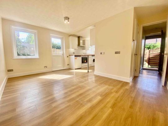 Studio to rent - Photo 1