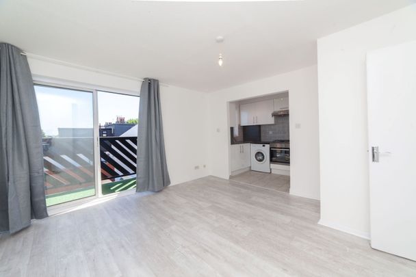 2 Bed Flat, Wrens Court, E13 - Photo 1