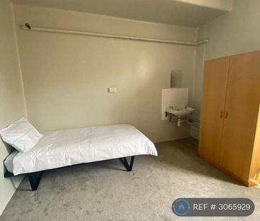 1 bedroom in a flat share to rent - Photo 2