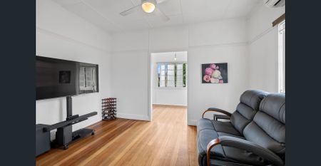 Charming Cottage Home - Photo 2