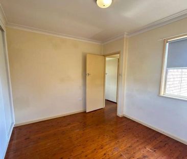 Spacious Unit - Near Holy Trinity School - Photo 3