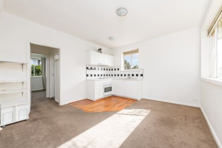 Private & Secure Light Filled Apartment - Photo 2