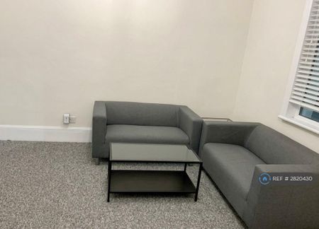 3 bedroom flat to rent - Photo 2