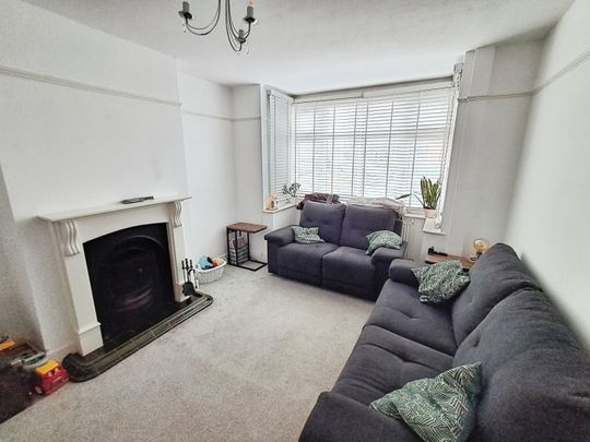 Robin Hood Road, Brentwood - Photo 1