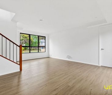 Brand New Spacious Family Home in Notting Hill! - Photo 3