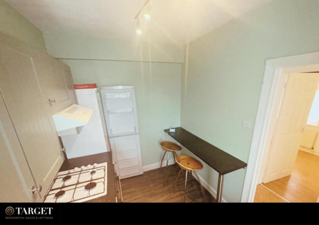 3 bedroom flat to rent - Photo 4