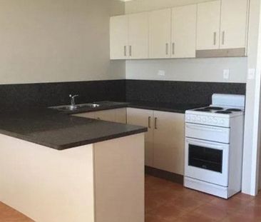 NEAT AND LOW MAINTENACE 2 BEDROOM UNIT IN CONVENIENT LOCATION! - Photo 4