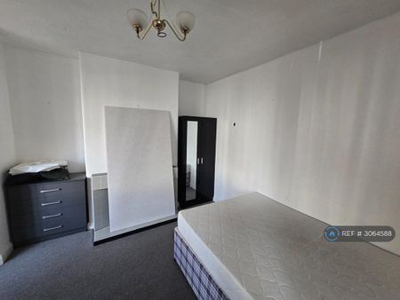 4 bedroom semi-detached house to rent - Photo 2