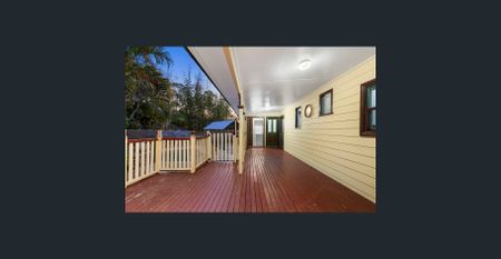 CLASSIC QUEENSLANDER - 1389M2 BLOCK OF LAND - WALK TO ROBINA TOWN CENTRE - Photo 5