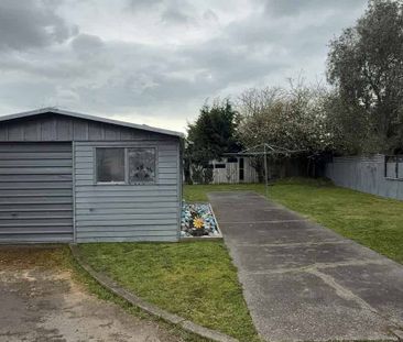 Close to town, tidy home - Photo 1