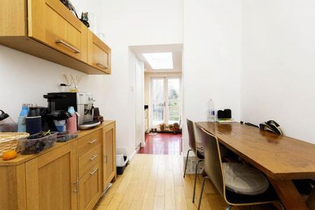 3 double bedroom split level flat located in a leafy part of Muswell Hill - Photo 2