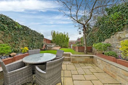 An exceptional Four bedroom Georgian townhouse offers beautiful accommodation, ideal as a refined family home, in the heart of the highly sought-after Kingsdown area. - Photo 3
