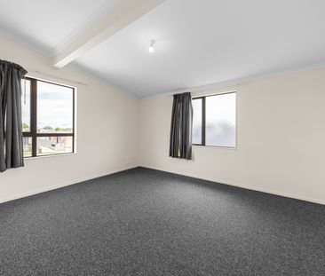 Discover comfortable and convenient living in this well-maintained ... - Photo 4