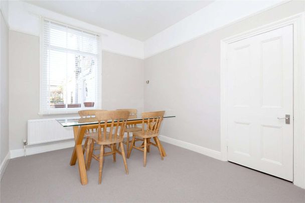 Charming two bedroom cottage set on a sought-after road close to Church Street. - Photo 1