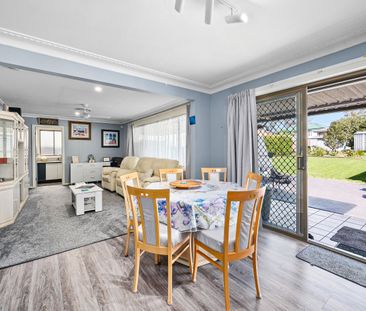 Spacious Family Home in Prime Location! - Photo 3