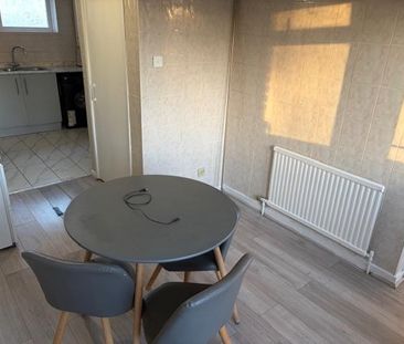 3 bedroom flat to rent - Photo 1