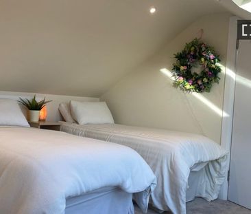 Stylish room in 5-bedroom apartment in Sandyford, Dublin - Photo 5