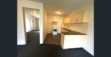 Close to Penrith CBD1Bedroom unit with lock up garage and Balcony - Photo 4