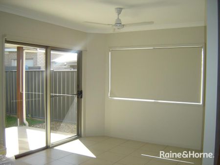 Large 4 Bedroom Home - Photo 2