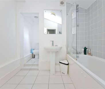 A wonderful four bedroom period house, with two bathrooms and a cou... - Photo 2