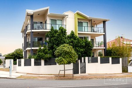 Bayside Living at Its Best- Walk to Manly’s Boutique Shops, Waterfront & Train - Photo 5